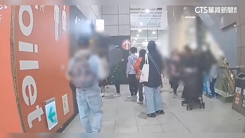 人多不想排隊！　板橋車站「女長輩闖男廁」爆衝突