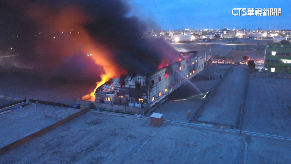 彰化塑膠工廠全面燃燒　825平方公尺陷火海