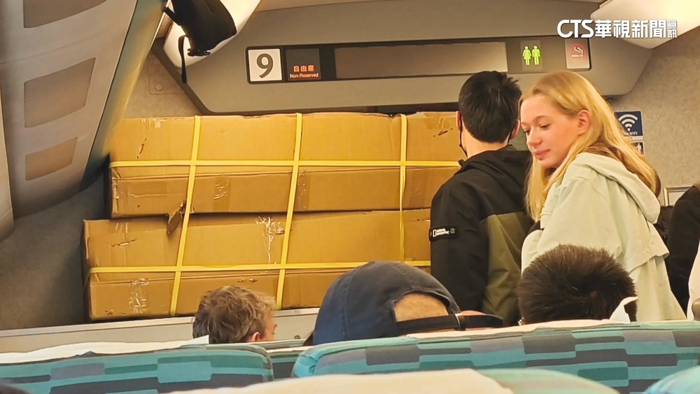 「超巨大行李」橫躺堵死門　高鐵：嚴禁阻礙通道