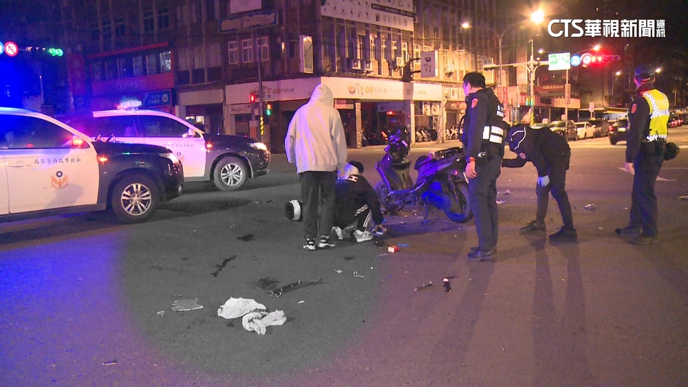 小貨車.機車疑搶黃燈對撞　19歲騎士送醫昏迷