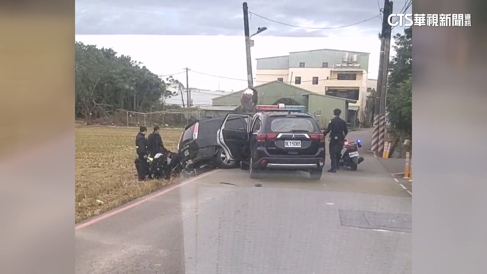 駕駛掛假牌拒檢加速逃　沿路逆向闖紅燈摔田裡遭逮