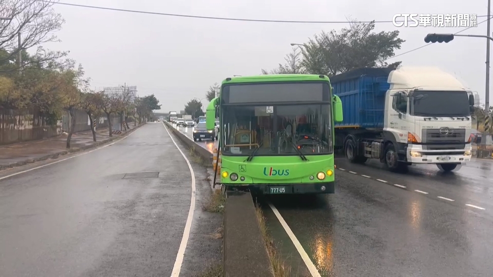 台中公車疑剎車失靈　擦撞分隔島減速2港客傷