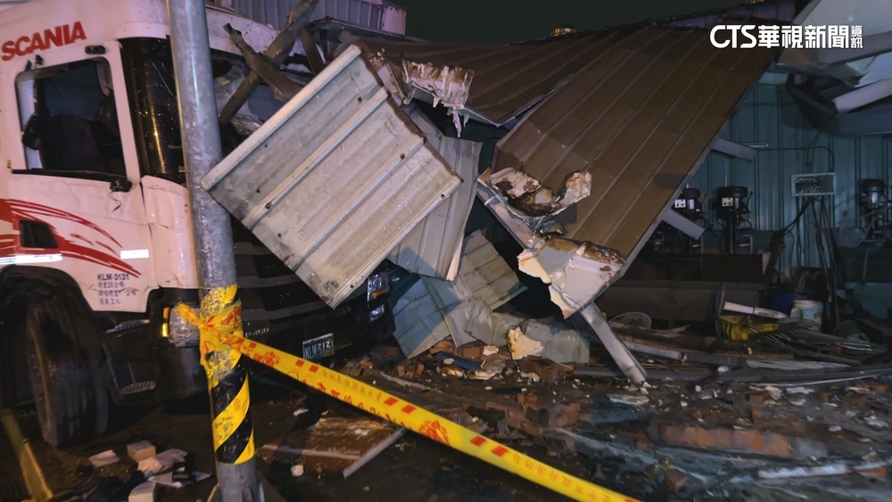 險上演絕命終結站！　貨車深夜撞工廠　鋼梁插進駕駛座