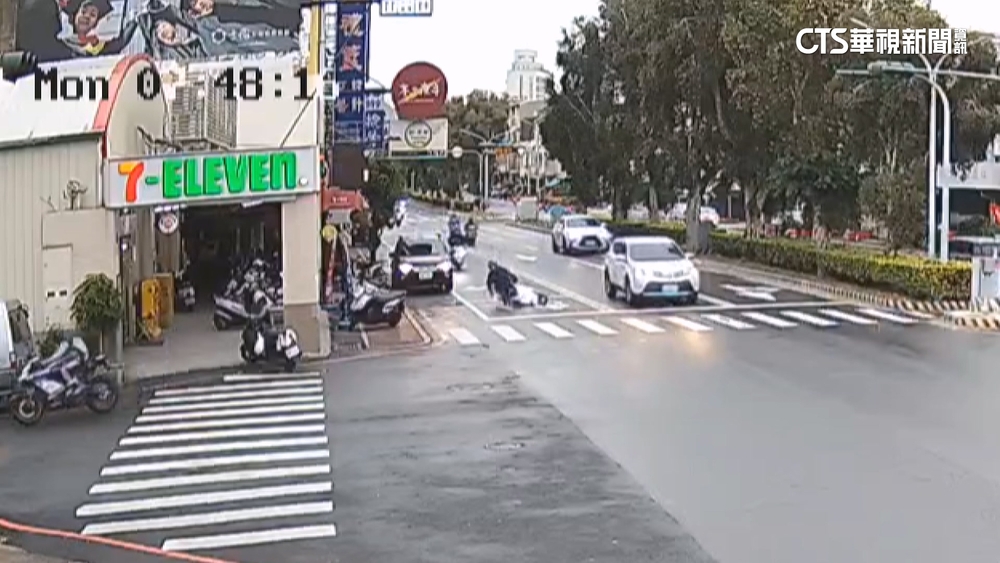 天雨路滑！騎士壓標線自摔　胎紋.急煞疑主因