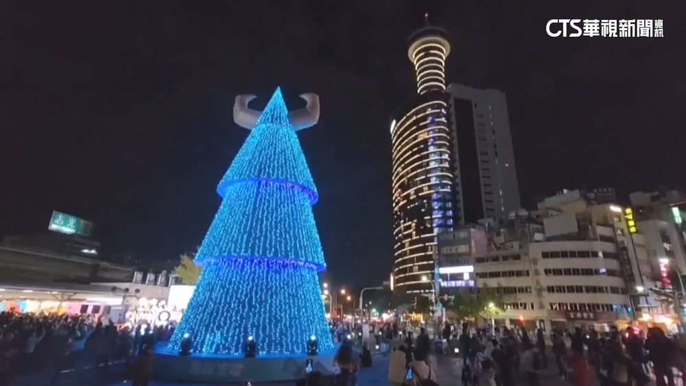 最醜毛怪耶誕樹翻身！　「點亮火車站」吸引人潮