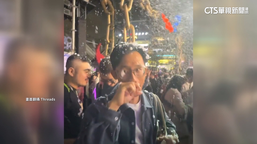 高雄百貨公司「下雪了」！　民眾瞬成「白頭」嗨翻