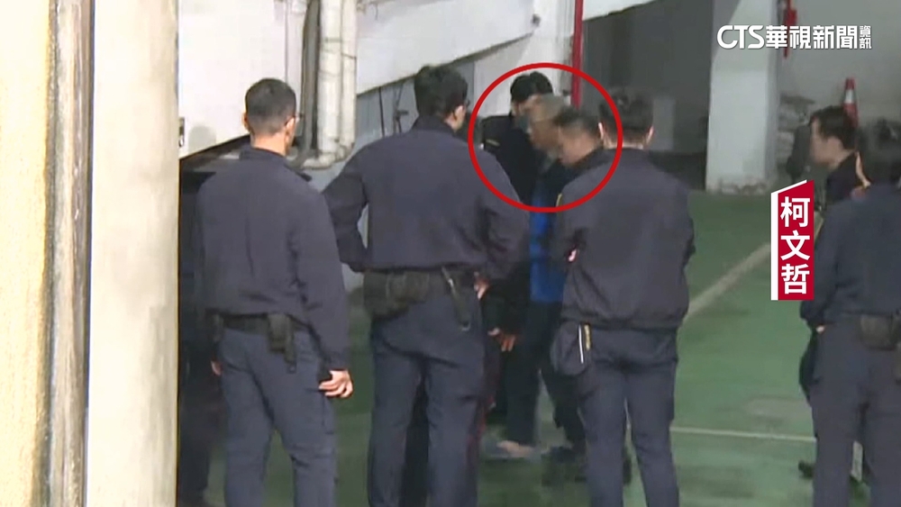 柯文哲案偵結起訴！　法警圍人牆.北檢外拒馬戒備