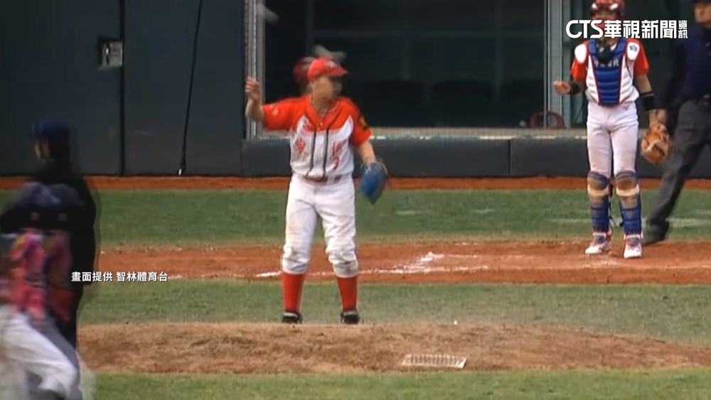 少棒傳球誤砸投手頭部　意外完成「間接傳球」美技