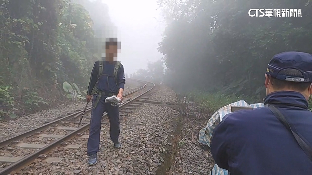 阿里山又傳3遊客闖鐵軌　警當場取締最重罰5萬