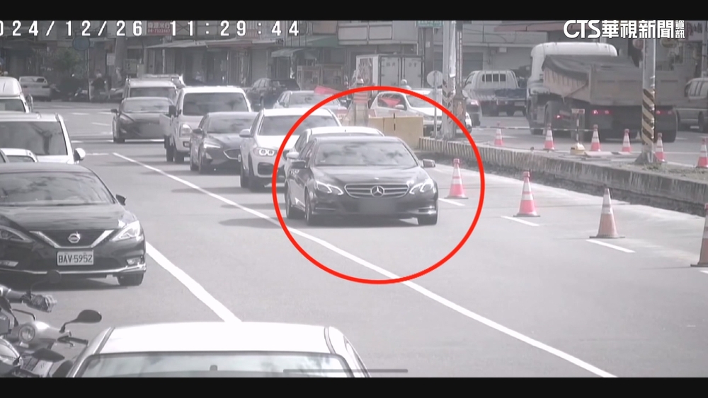 疑不滿被切車道！超車急煞害3車連環撞　孕婦傷