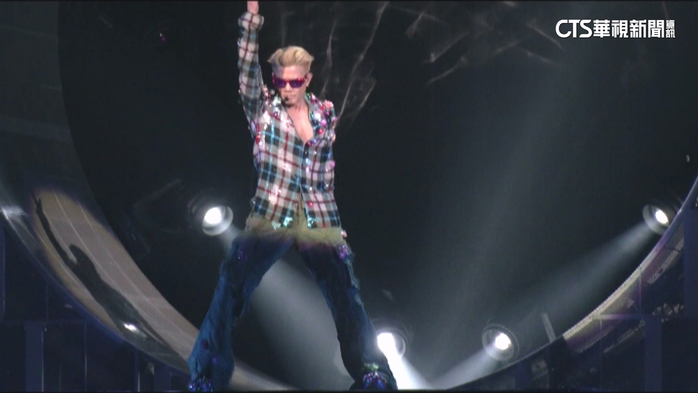 被割傷.失足踩空跌進機關！　郭富城演唱會傳意外