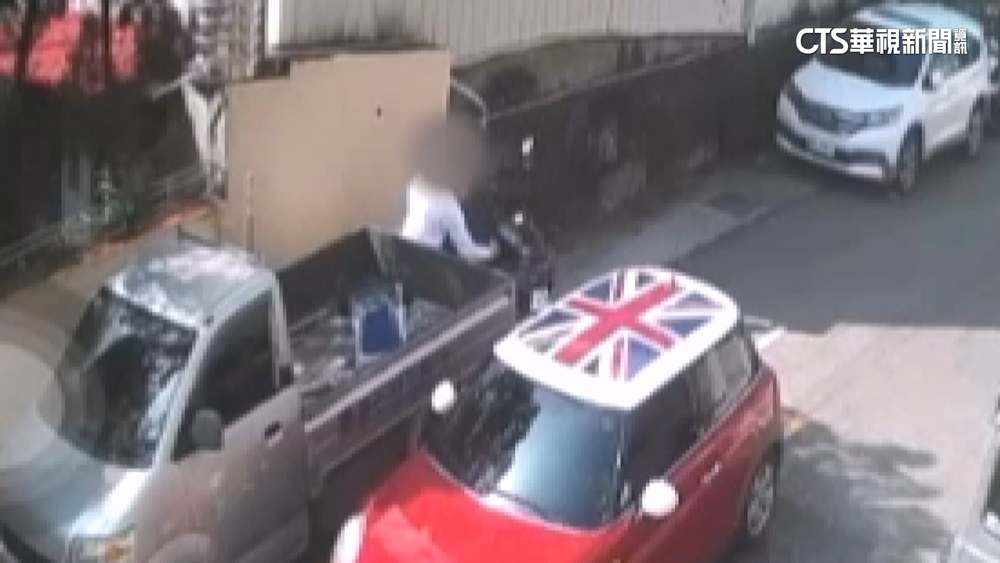 撞倒機車扶正才離開　駕駛少「2動作」涉肇逃挨罰