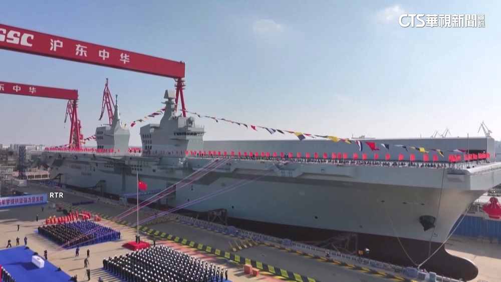 共軍新兩棲攻擊艦「四川艦」下水儀式　搭載電磁彈射