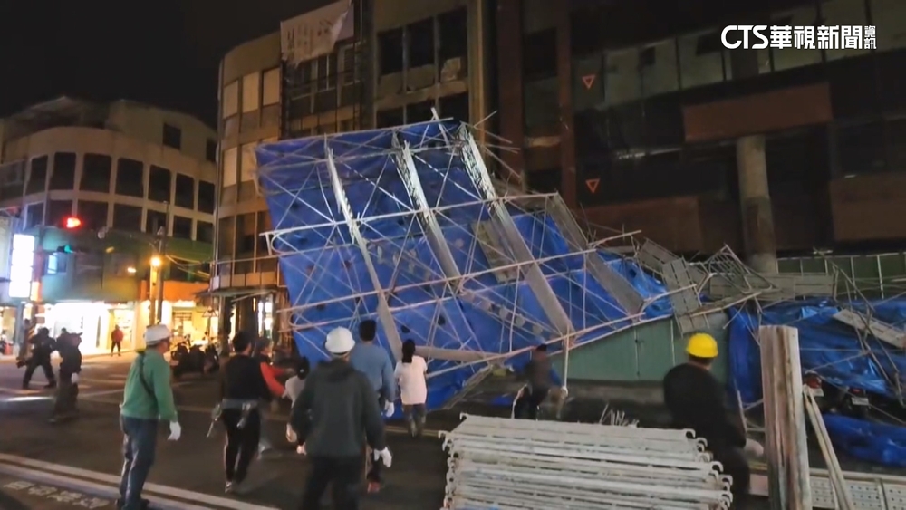 花蓮市區鷹架疑遭強風吹倒　女騎士遭砸傷殃12車