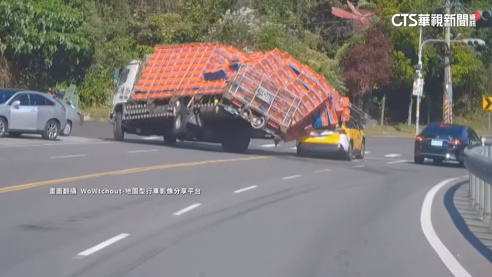 載雞貨車雞籠飛出砸小黃　疑車速快急煞慣性甩飛