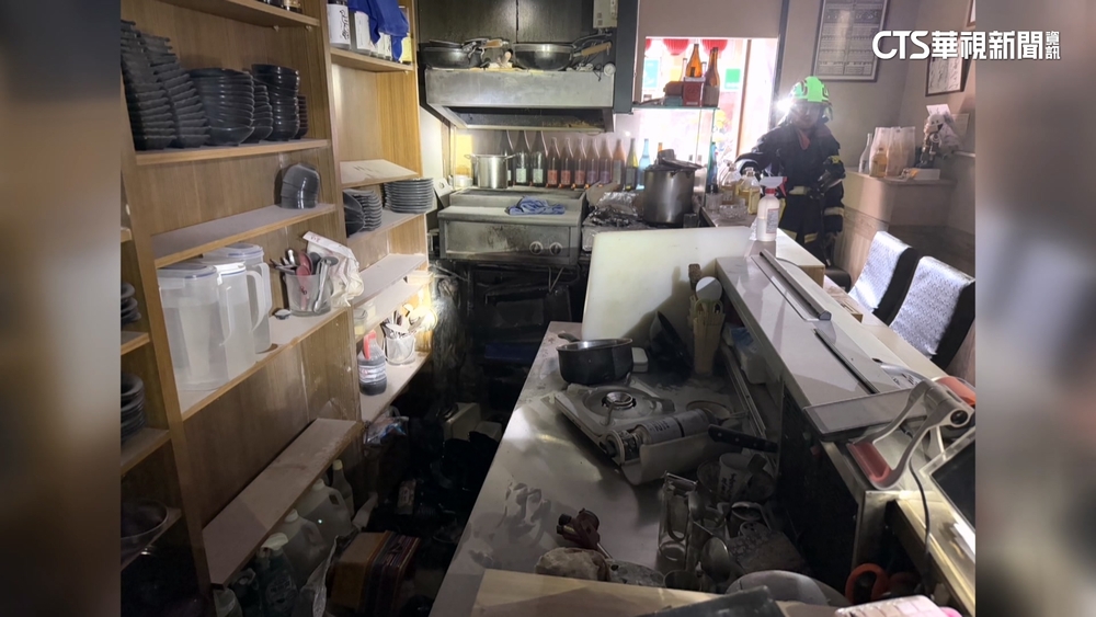 開瓦斯瞬引爆！台中居酒屋大門炸飛　日老闆手臉灼傷