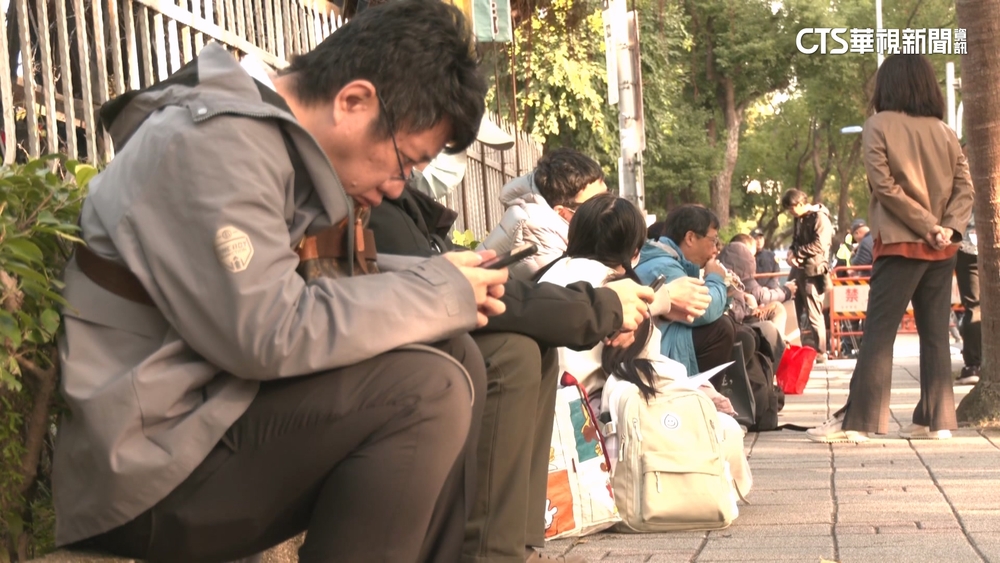 全力捍衛柯文哲！　民眾黨公職.小草赴北院旁聽