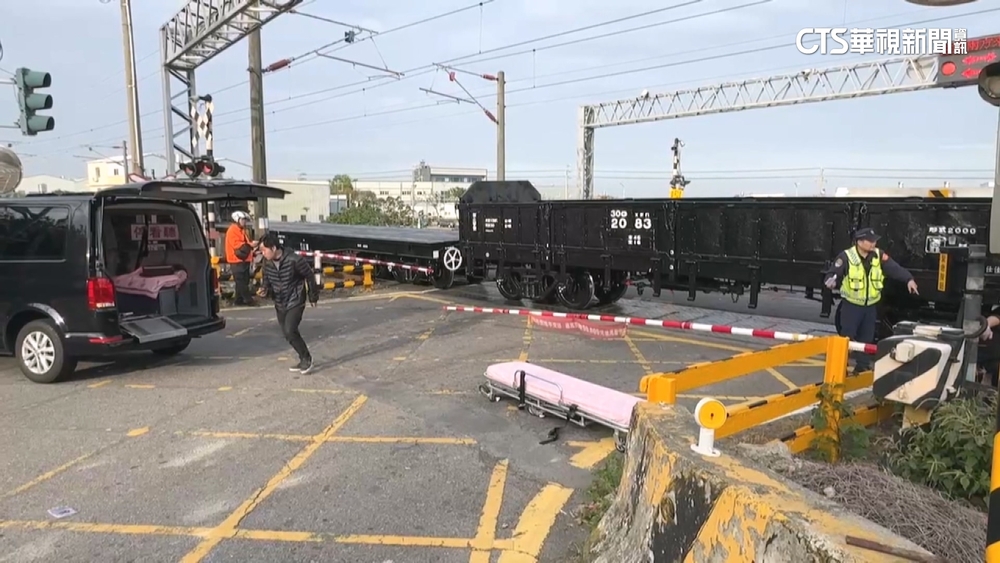 騎士疑闖平交道遭撞亡　事故致道路封閉.列車誤點