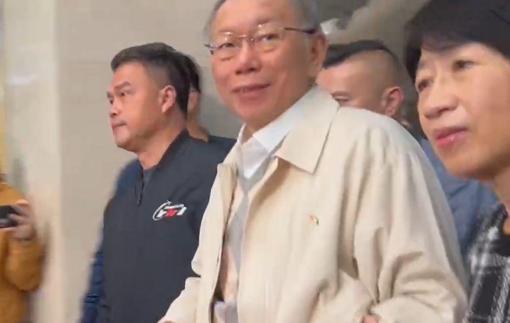 柯文哲經25小時二度獲釋　右腳戴電子腳鐐「全程沉默微笑」