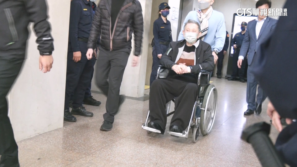 沈慶京一夜籌6千萬湊齊1億　戴電子腳鐐第一個交保