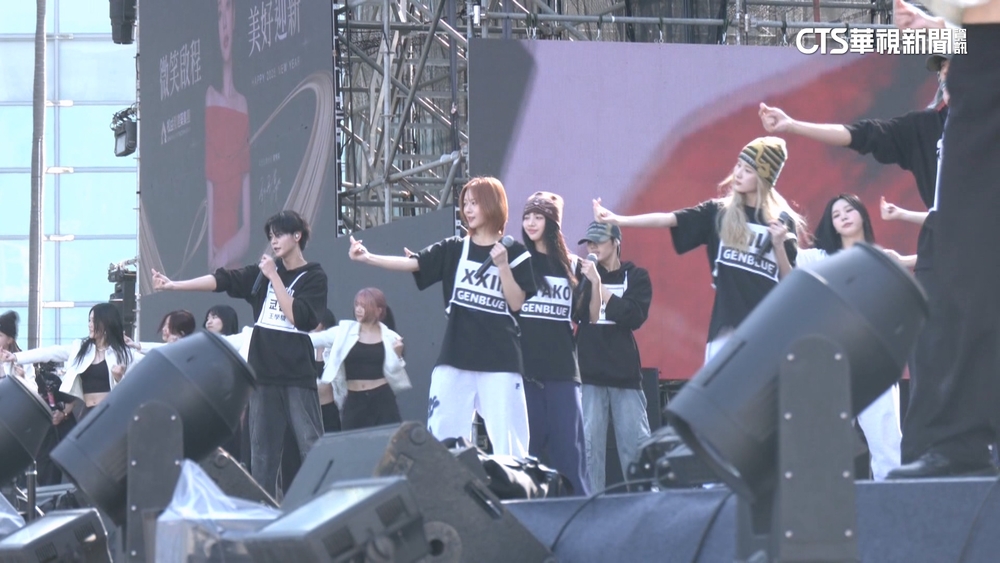 韓國女團2NE1成員DARA抵高雄！　粉絲熱情接機