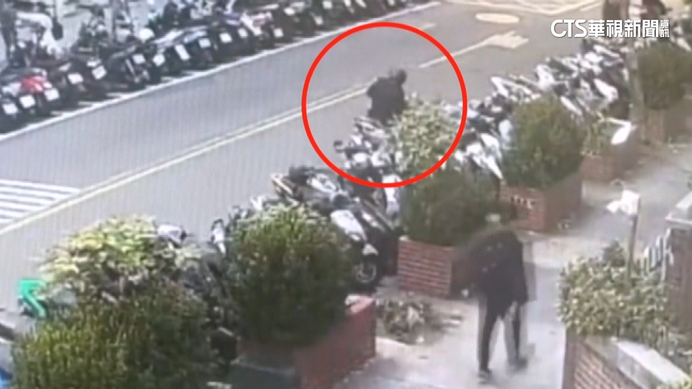 一中街安全帽年失竊181頂　警掛紅布條「從沒找回過」