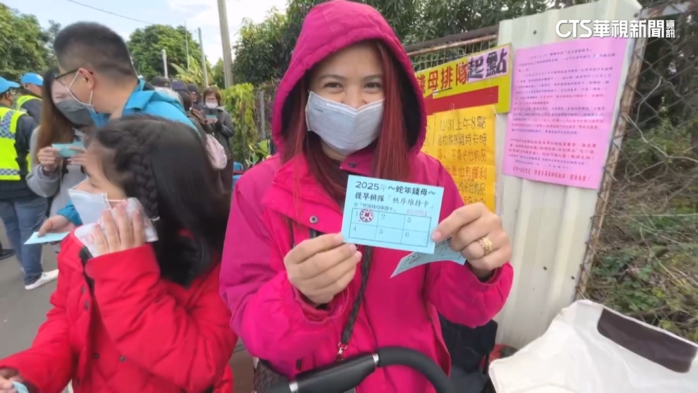 3千信徒卡位頂寒風搶蛇年錢母　　擠爆紫南宮