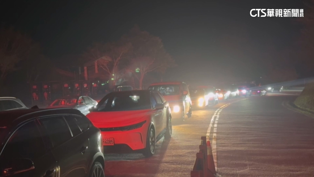 迎接2025年第一道曙光　宜蘭太平山「大排車龍」