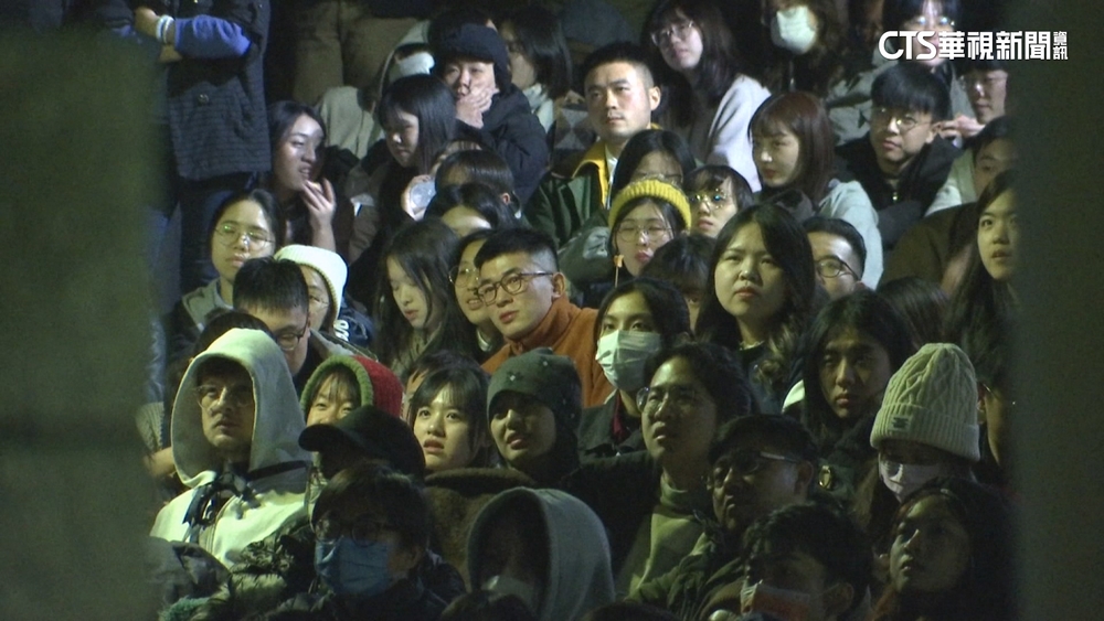 致敬「愛情萬歲」　千人聚大安森林公園「邊哭邊跨年」