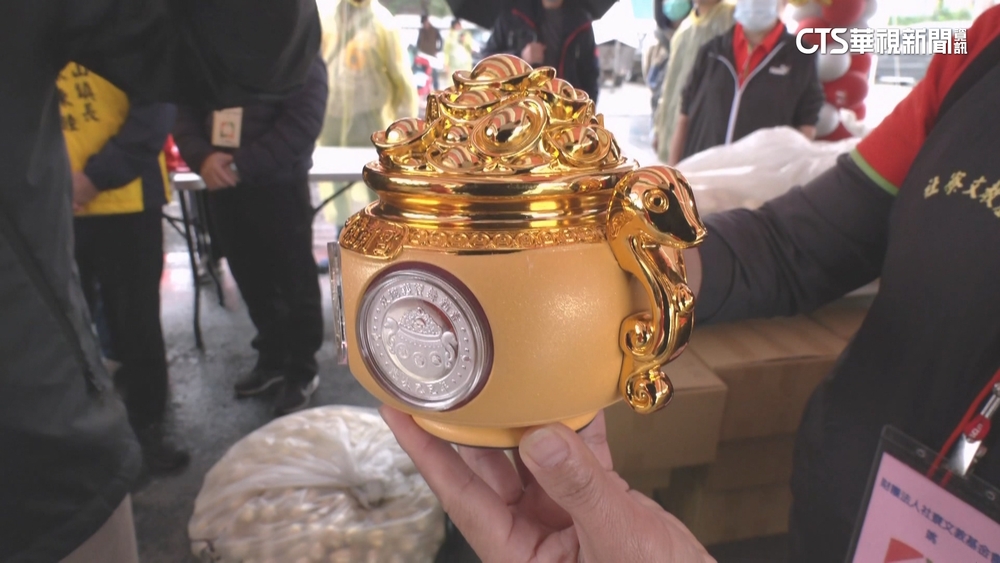 紫南宮元旦發錢母　人潮綿延7km近十萬人搶排