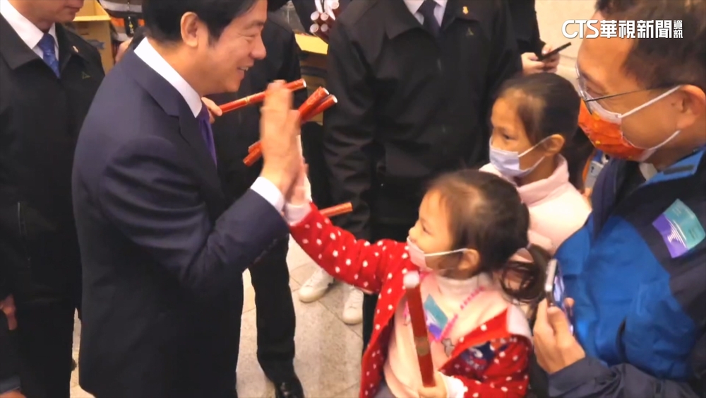 幸運民眾頂寒風排隊入總統府　賴清德親自送祝福