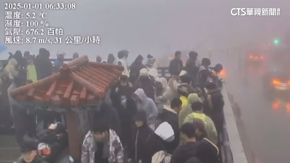 不畏低溫！武嶺跨年.搶看日出　停車場塞爆警趕違停