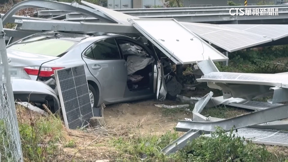 元旦死亡車禍！駕駛衝破圍籬　悚撞太陽能板亡