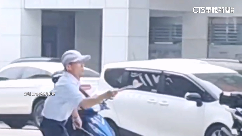 大馬路旁男子打陀螺　拋上拋下招數百變已違法