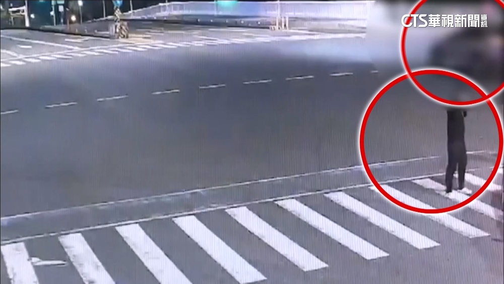 90秒2次事故！　肇事駕駛忘放三角錐害輾壓