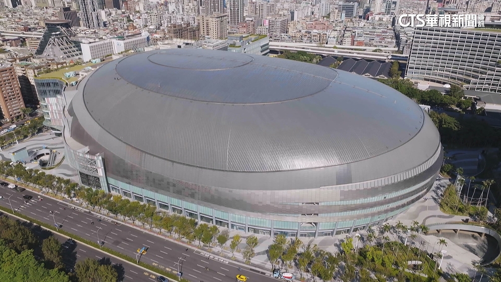 歌迷驚見台北大巨蛋「天花板裂縫」　遠雄回應：表面塗裝裂紋不影響安全