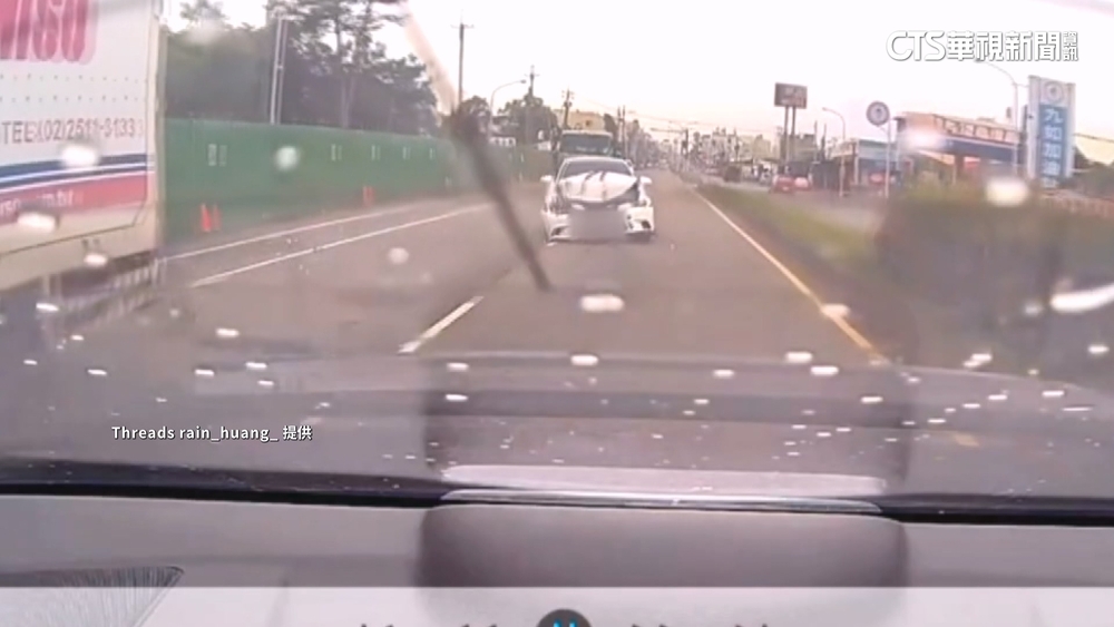 砰！轎車蛇行自撞分隔島未停　再追撞貨車釀傷