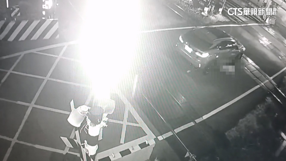 婦過平交道遭駕駛撞倒輾壓　保全機警救人