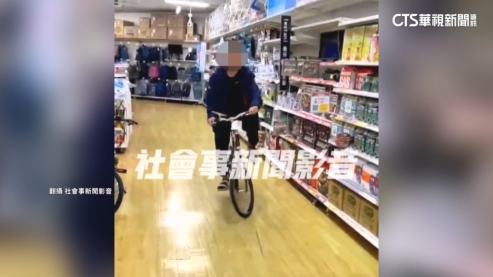 台南市男大賣場內試騎單車與友嬉鬧　　自拍PO網　網友：誇張