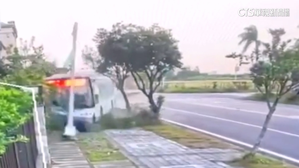 公車遭貨車撞擊失控偏移撞飛燈桿　3人輕傷送醫
