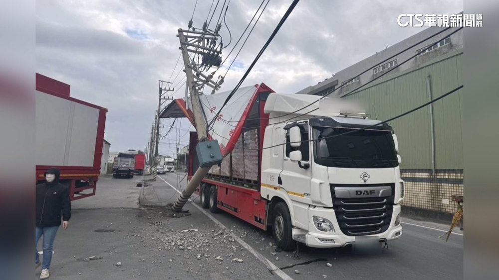 貨車「鷗翼門」未關　電桿攔腰折斷火花險肇禍