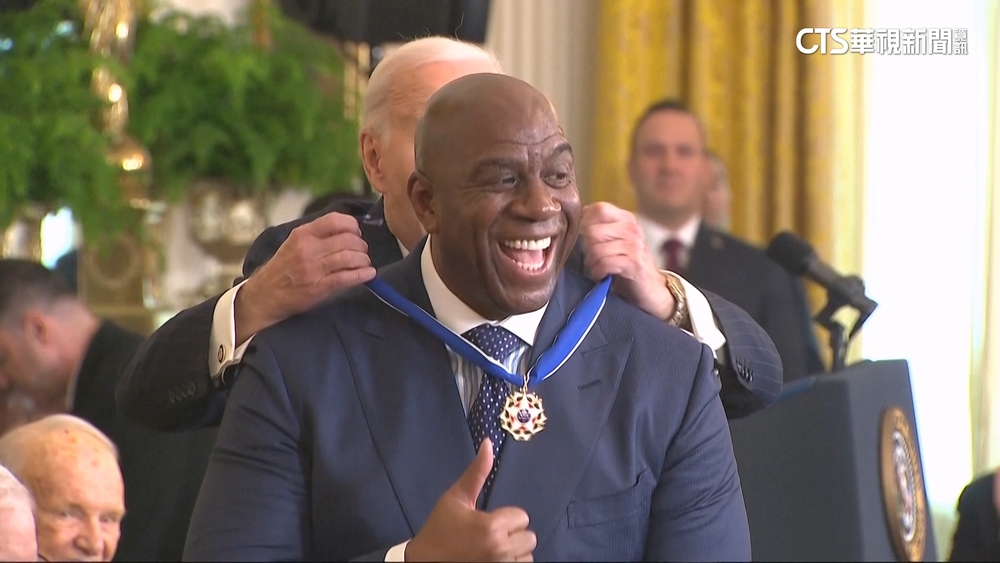 足球巨星梅西.NBA傳奇魔術強森　獲總統自由勳章