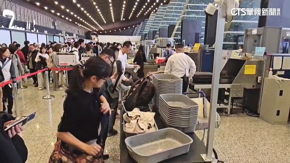 等逾30分鐘！桃機安檢擠滿人　開滿線仍無法消化