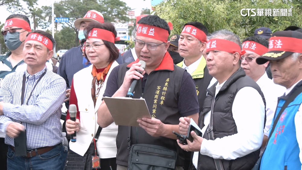 非排班車不准進入載客！　3百小黃小港機場外抗議