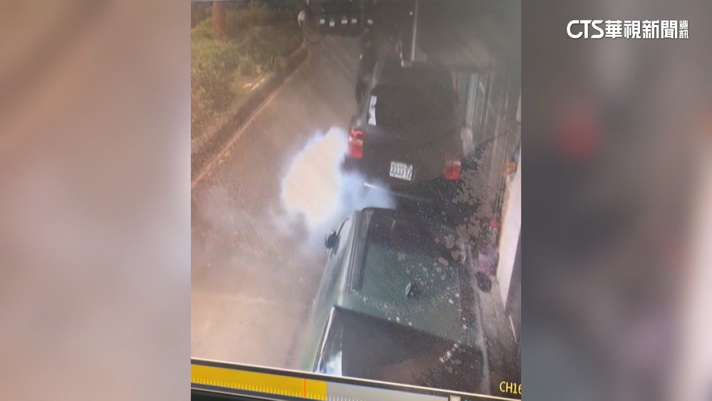 疑「與哥吵架」騎車丟鞭炮　炸傷路人手指被逮