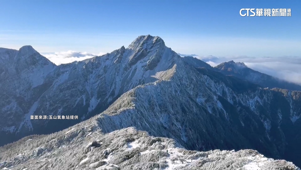 合歡山降雪遊客堆雪人　玉山主峰積雪2公分