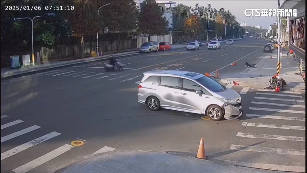 號誌轉變剎那猛撞！女騎士噴飛重摔　機車車殼削一半