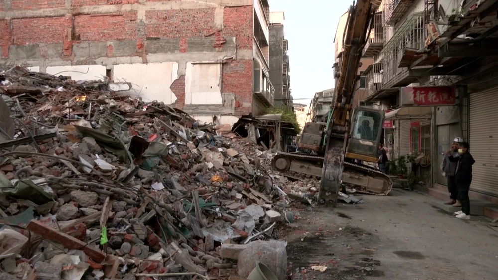 三重建案挖地釀鄰屋倒塌　住戶見家園全毀崩潰