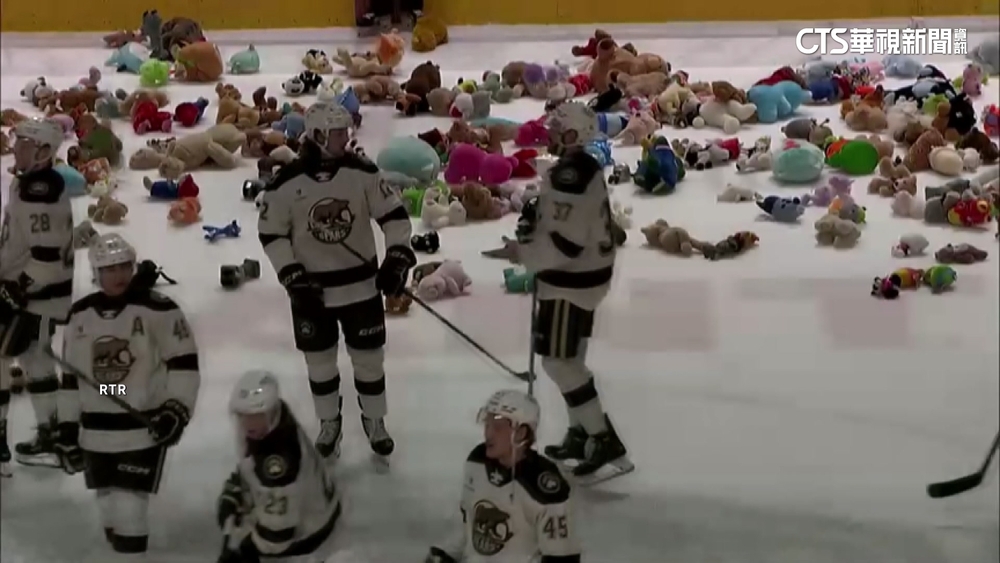 天降10萬隻玩偶　AHL年度丟泰迪熊公益超暖心