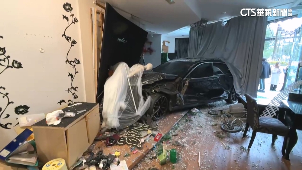 闖燈撞翻貨車再撞進婚紗店　17歲無照男稱「我開車」